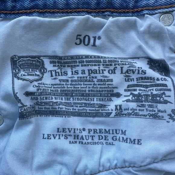 Levis 501 Distressed Jean Shorts 30W - Picture 7 of 11